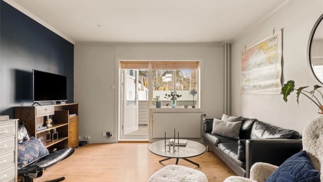 Stuen har direkte utgang til en vestvendt balkong på 8 m², som utvider oppholdsrommet på varme dager.