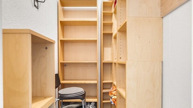 Den praktiske innvendige boden gir fleksible lagringsmuligheter.
