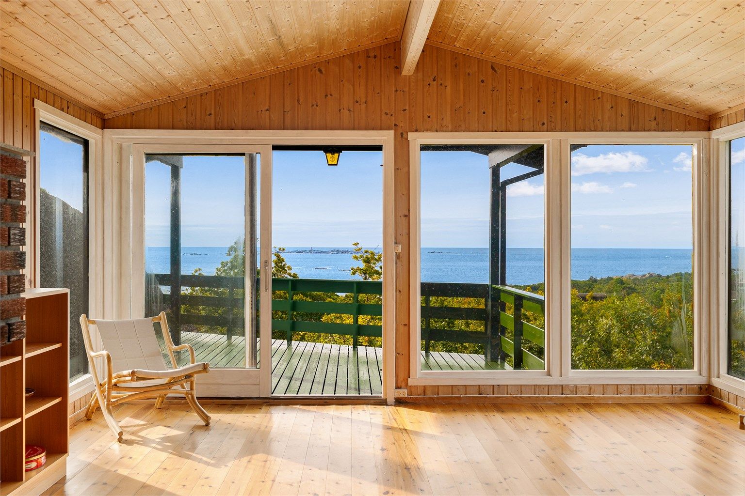 Luftig og innbydende stue med store vindusflater som slipper inn rikelig med naturlig lys og byr på fantastisk panoramautsikt over fjorden.