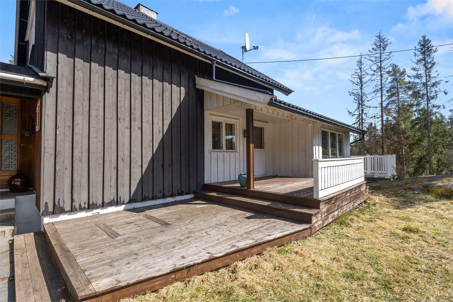 Terrassen har utgang fra spisestue/stuen