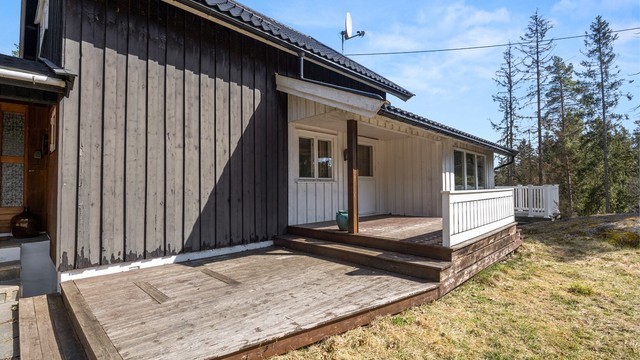 Terrassen har utgang fra spisestue/stuen