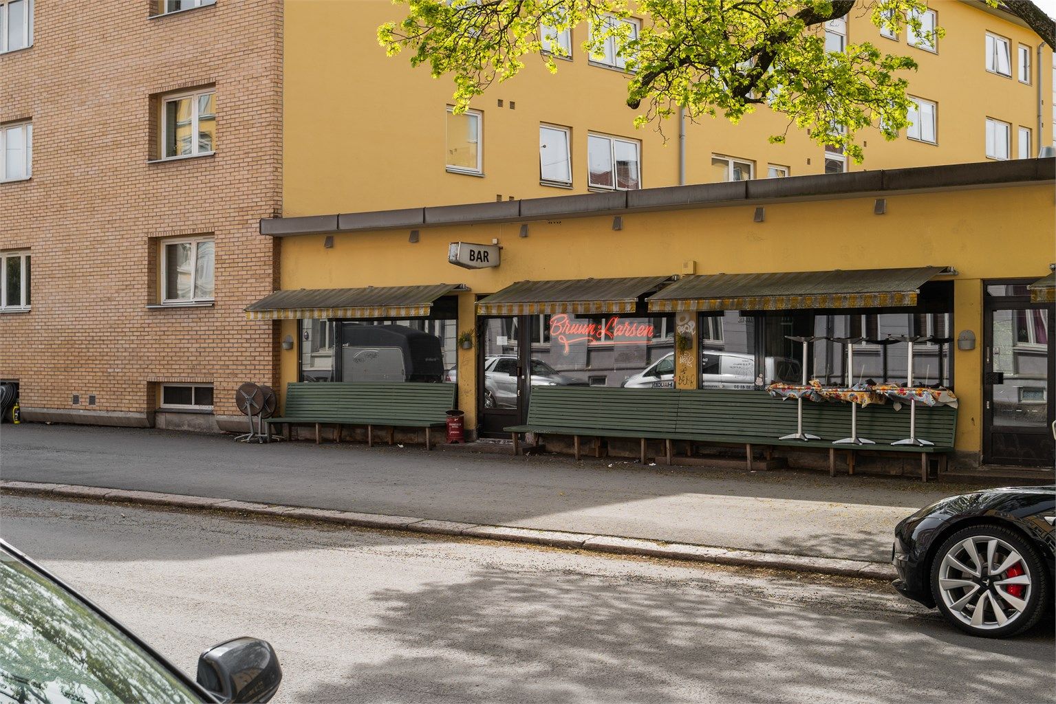 Det er også gangavstand til Grünerløkka og Torshov med et rikt utvalg av kaféer og restauranter, her ved den populære baren Bruun-Larsen. 