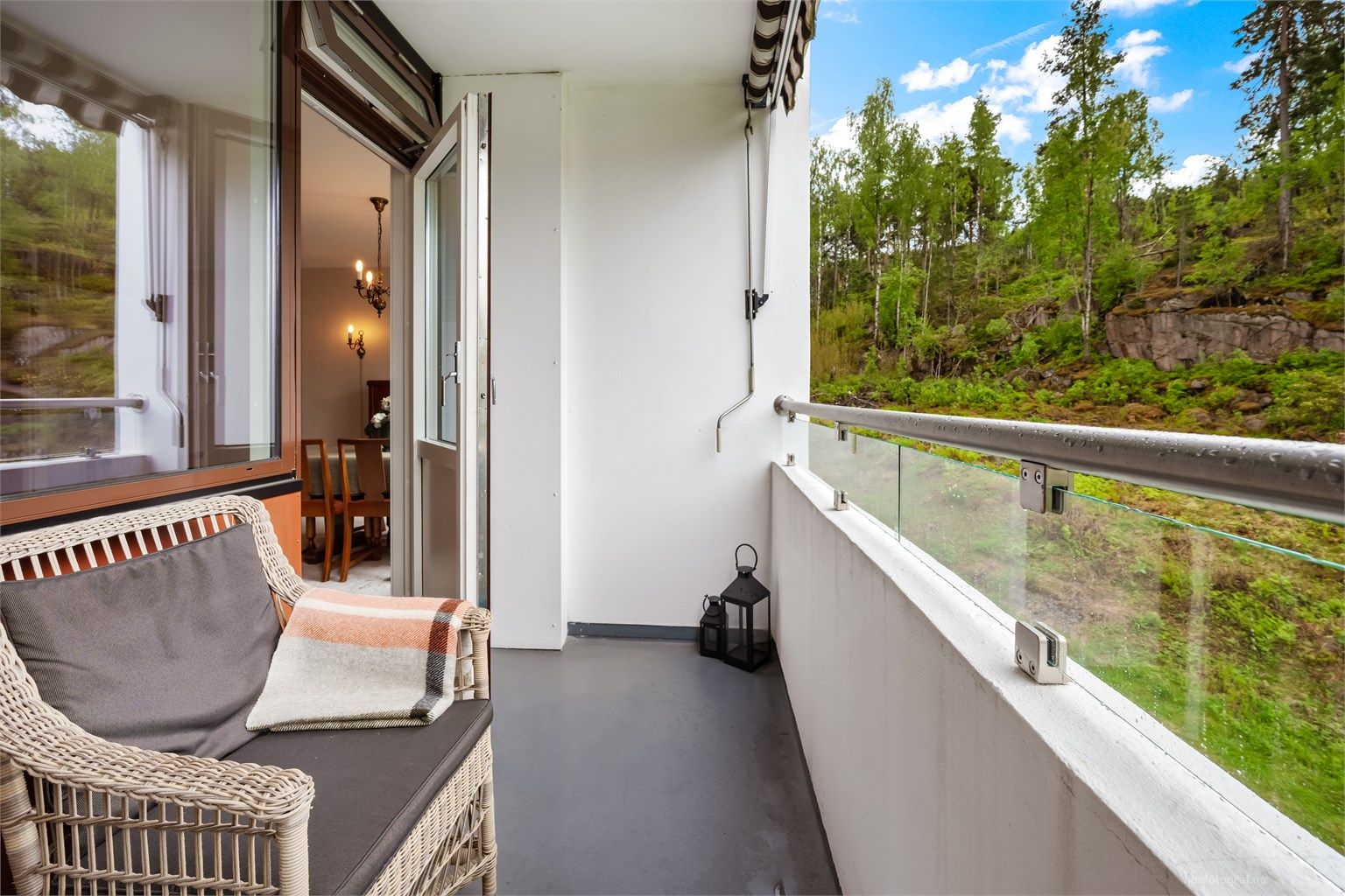Balkongen med utgang fra stuen har en usjenert plassering med utsikt mot skogen.