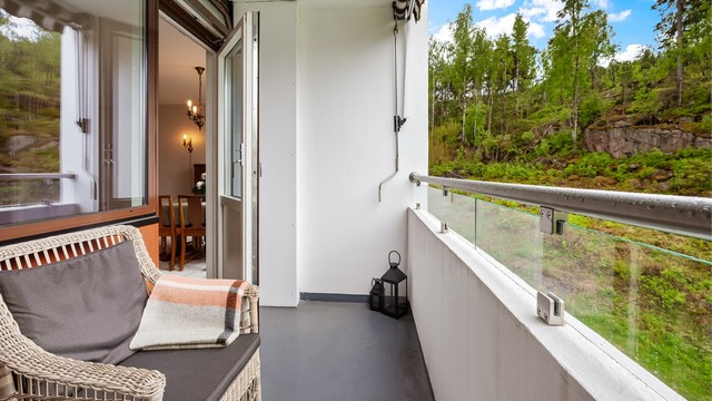 Balkongen med utgang fra stuen har en usjenert plassering med utsikt mot skogen.
