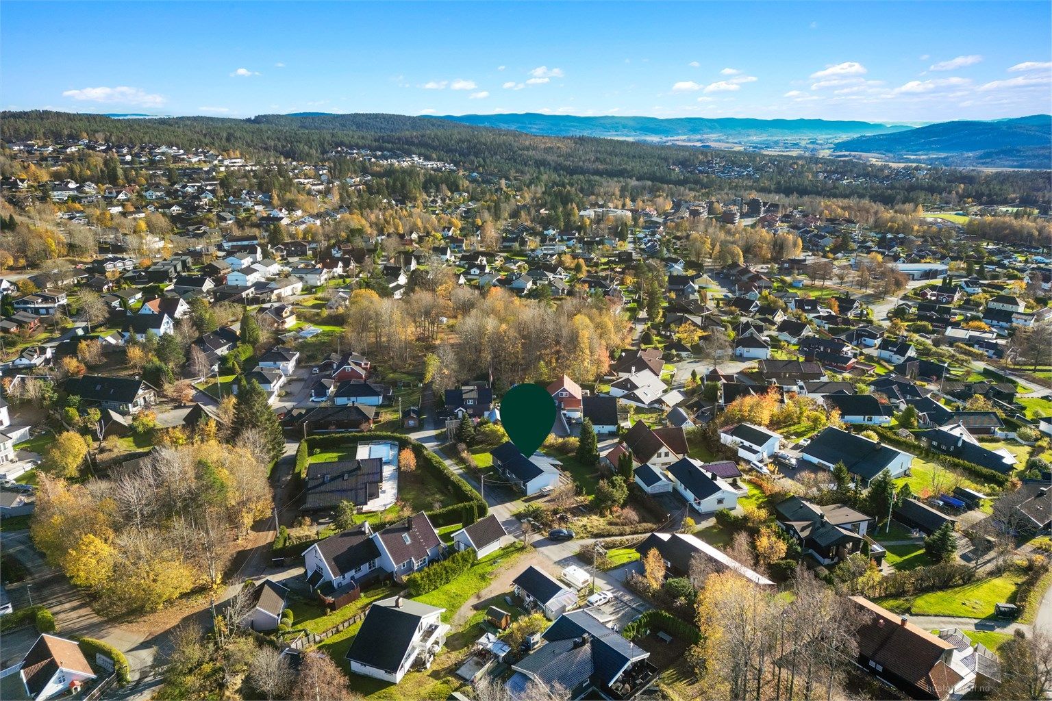 Eiendommen har en attraktiv beliggenhet i et veletablerte boligfelt