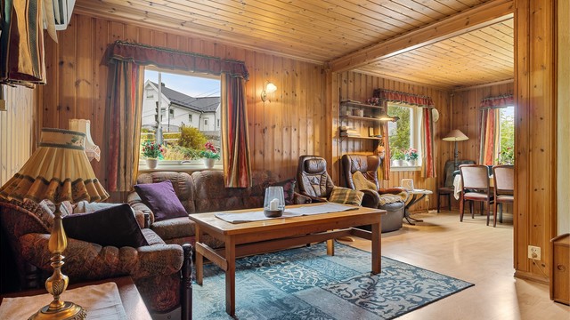 Romslig stue med god plass til både sofa gruppe og spisebord