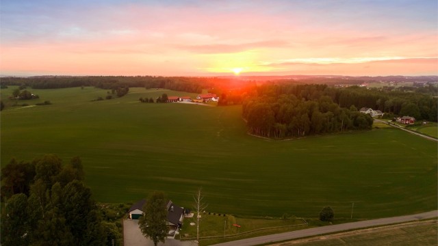 Her kan hele familien nyte rolig omgivelser med vakre solnedganger.