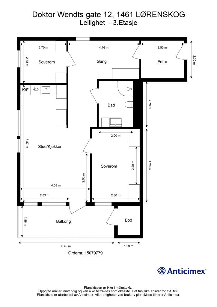 En arealeffektiv planløsning på 72 m² fordelt på entré, gang, to soverom, bad og en åpen stue- og kjøkkenløsning.