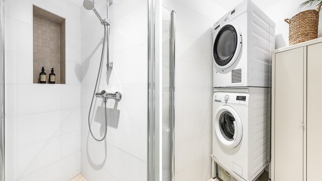 Med dusjdørene svinget inn forenkles tilgangen til en eventuell vaskesøyle innerst på badet.