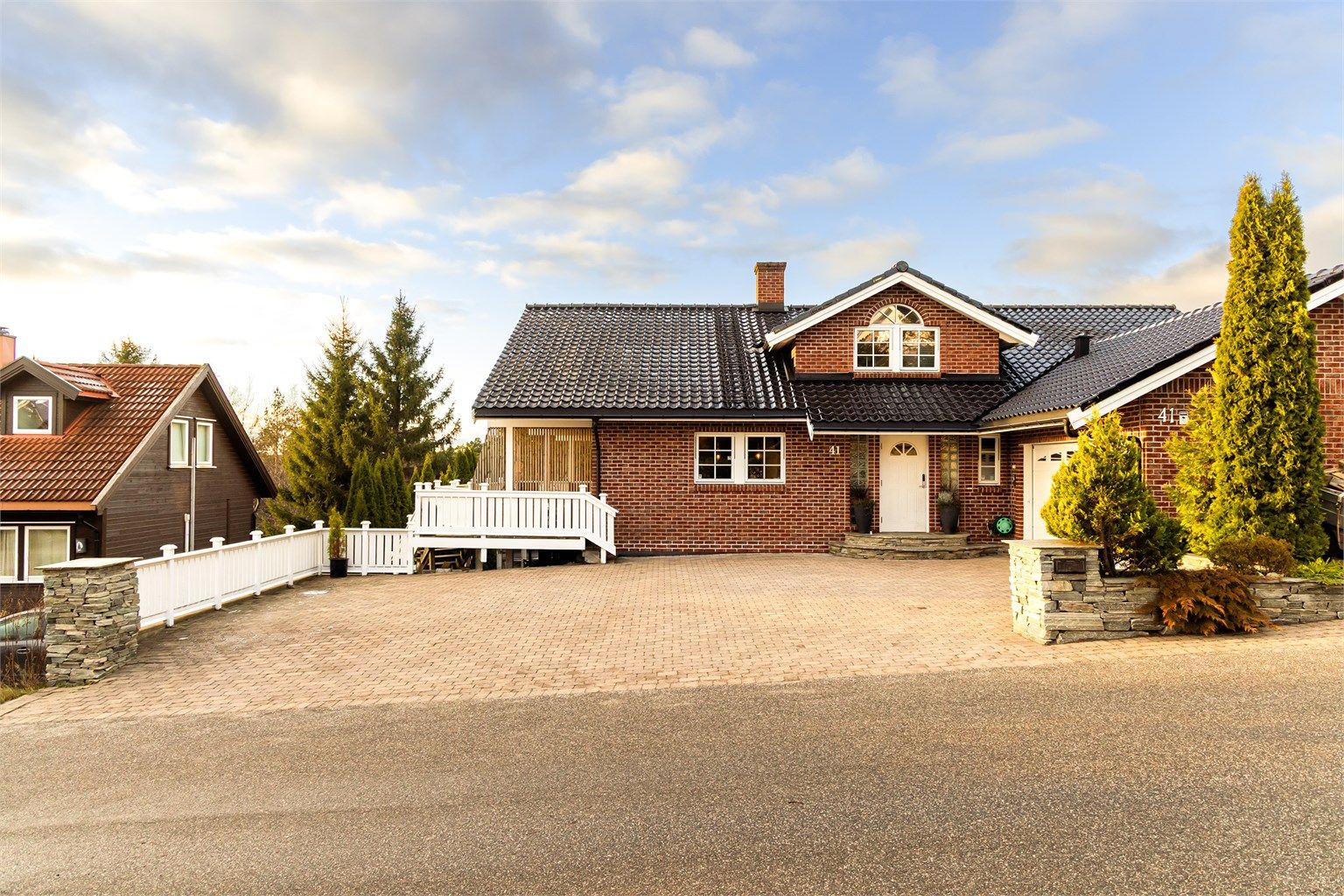 Adkomst til Utleiedelen skjer rundt boligens nordre side, helt adskilt fra hoveddelens inngangsparti.