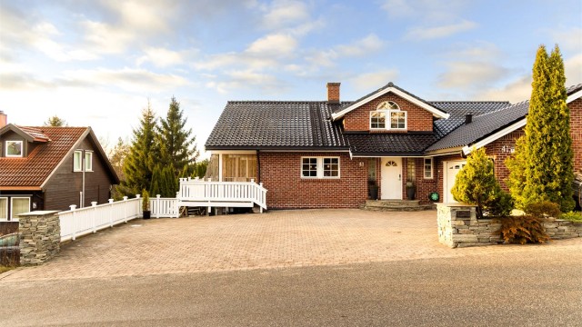 Adkomst til Utleiedelen skjer rundt boligens nordre side, helt adskilt fra hoveddelens inngangsparti.