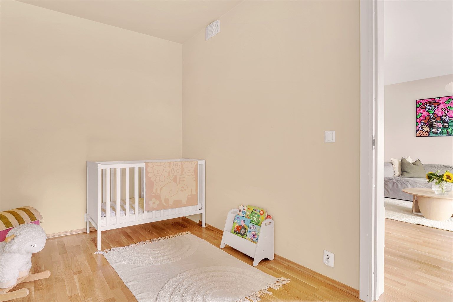 Boligens andre soverom er også av god størrelse og er i dag innredet som soverom.