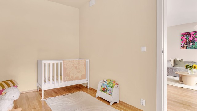 Boligens andre soverom er også av god størrelse og er i dag innredet som soverom.