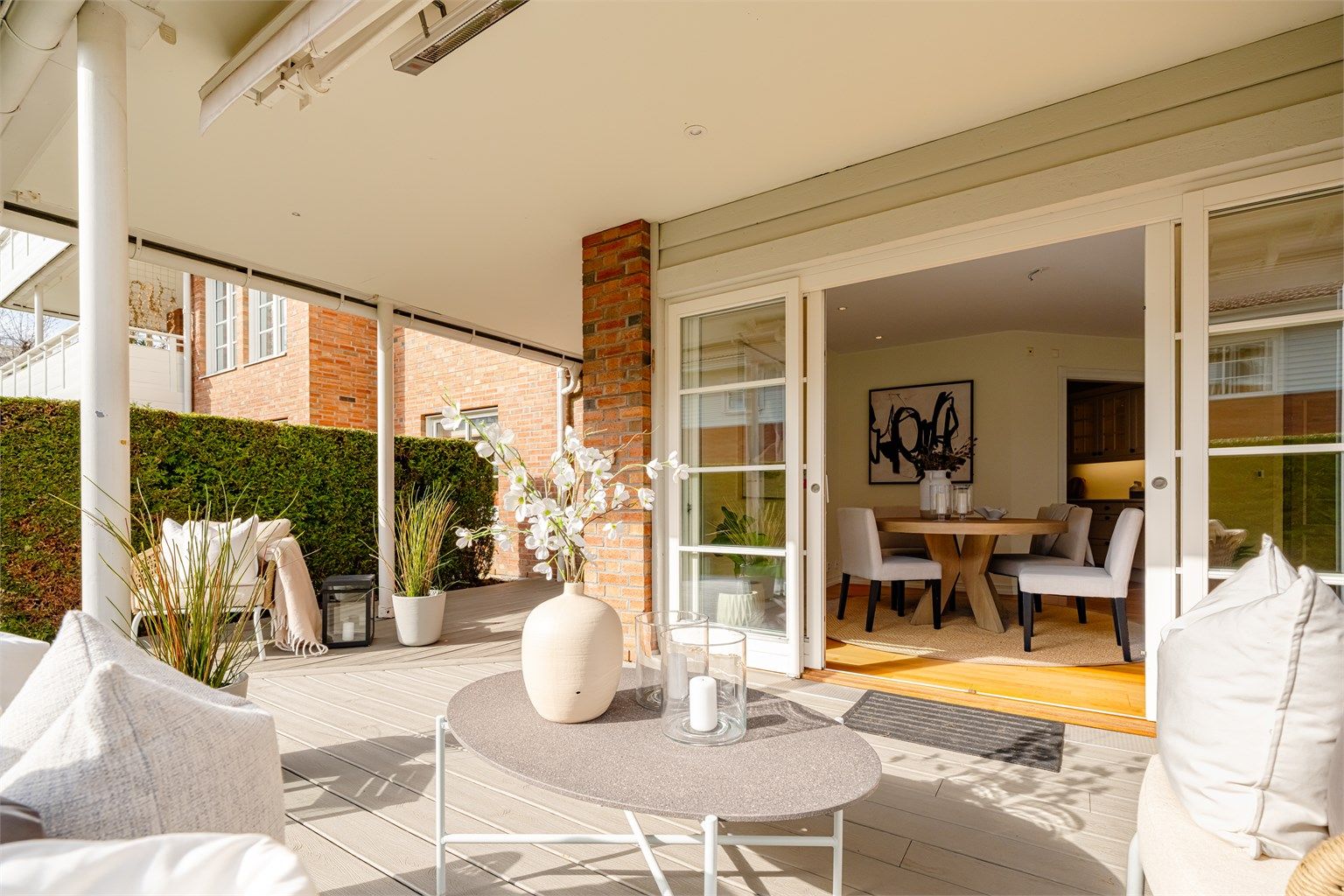 Her er det det flotte muligheter for de minste og firbente til å boltre seg i hagen, sommer som vinter.