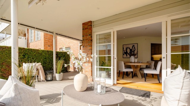 Her er det det flotte muligheter for de minste og firbente til å boltre seg i hagen, sommer som vinter.