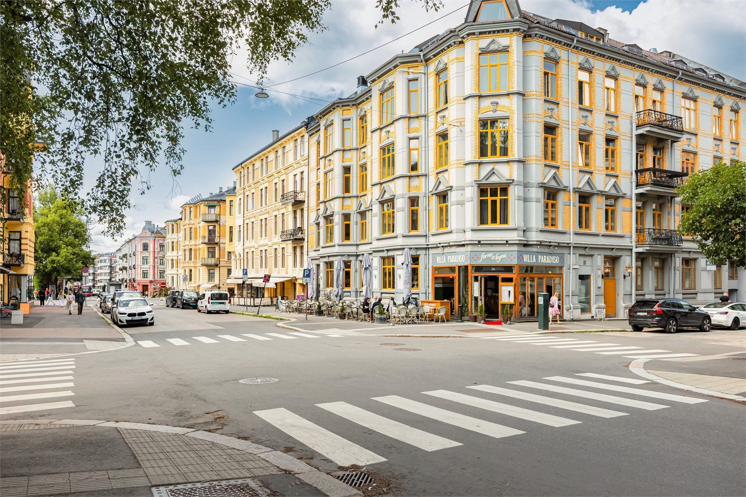 Fra leiligheten har du kort vei til flere matbutikker, restauranter og kaféer. 