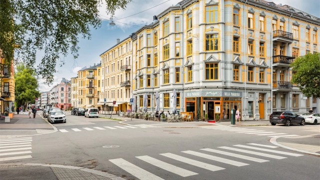 Fra leiligheten har du kort vei til flere matbutikker, restauranter og kaféer.