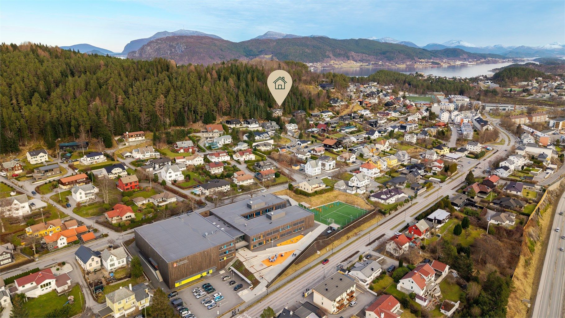 Dronebilde nærområdet med nye Kolvikbakken Ungdomsskole i fremkant 