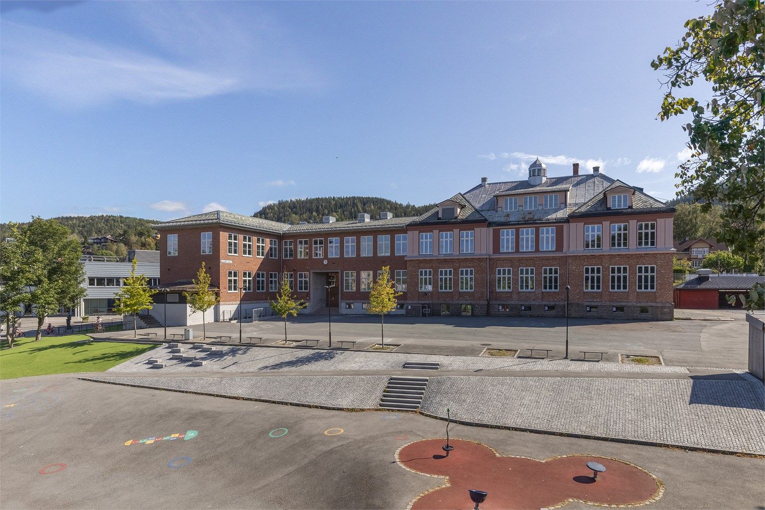 Boligen sokner til populære Kjelsås skole (1. til 7. trinn). Det er flere barnehager i området, både private og kommunale