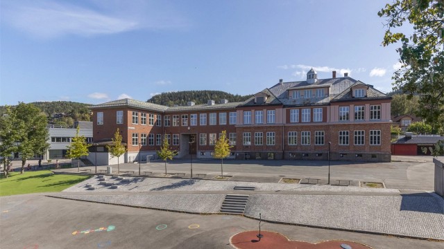 Boligen sokner til populære Kjelsås skole (1. til 7. trinn). Det er flere barnehager i området, både private og kommunale