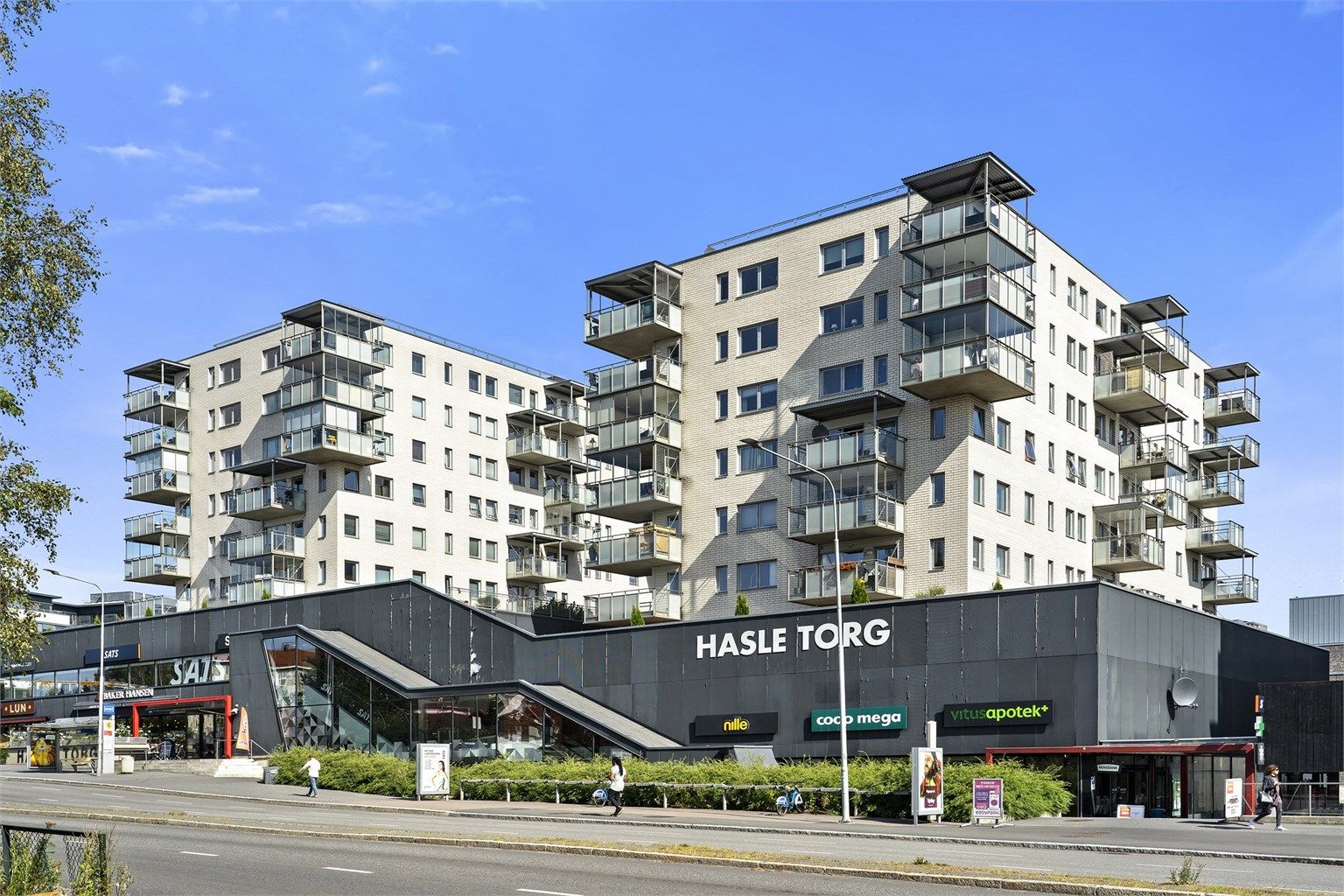 Hasle Torg ligger kun noen hundre meter unna med et bredt utvalg av butikker og servicetilbud.