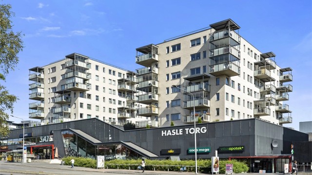 Hasle Torg ligger kun noen hundre meter unna med et bredt utvalg av butikker og servicetilbud.