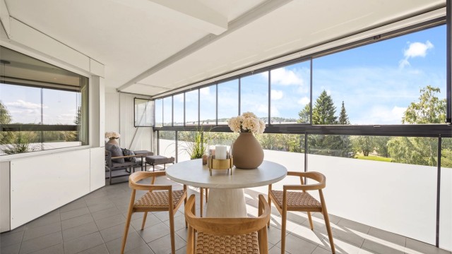 Leiligheten er totalrenovert og byr blant annet på en herlig uteplass, 2 bad, heisadkomst og garasjeplass med lader. Foto: Martine Eren Jacobsen