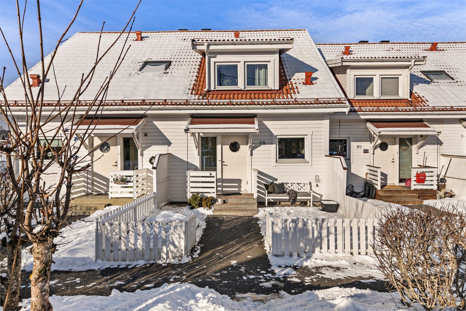 Her får du en innholdsrik bolig med nærhet til sjøen. Boligen inneholder 3 soverom, 2 bad, vaskerom, stue, TV-stue, kjøkken, entré og bod. Boligen disponerer garasjeplass felles garasjerekke. Foto: Trond Reder.