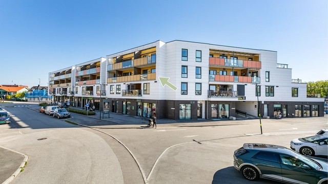 Høyden av tredje etasje gir god avstand til gatenivået. Dagligvareforretning, apotek og frisør er lett tilgjengelig i samme bygg.