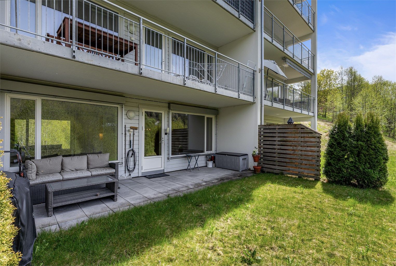 Her får du en lettstelt og lys leilighet med et soverom, åpen stue- og kjøkkenløsning, bad, 2 boder, carport med 2 parkeringsplasser og en hyggelig terrasse med ettermiddagssol. Foto: Trond Reder