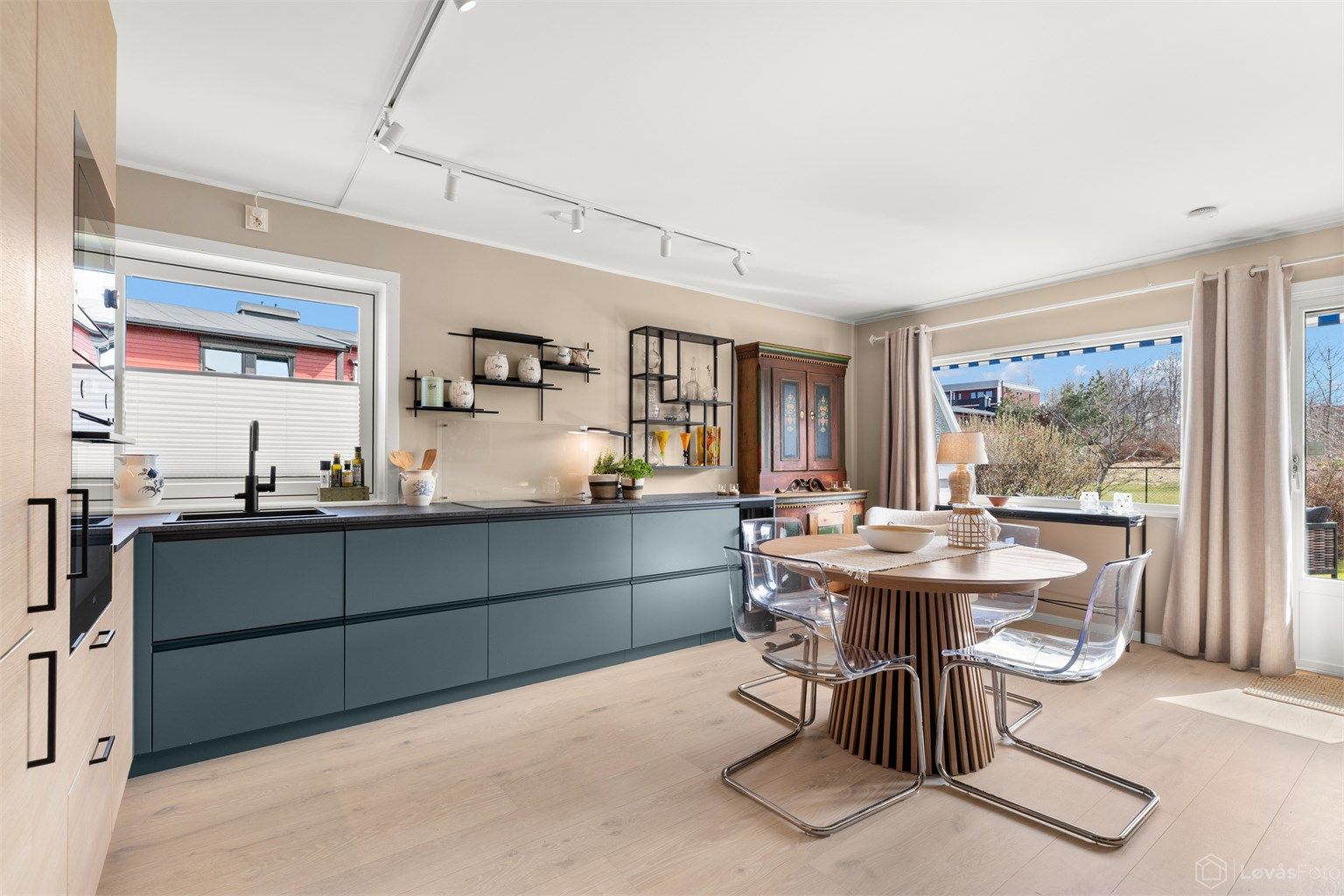 Stilrent og moderne kjøkken fra Drømmekjøkkenet, installert i 2024, er sømløst integrert i den åpne planløsningen. 