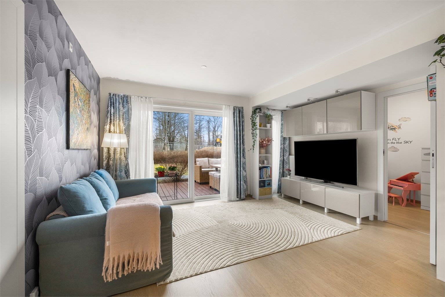 3-roms eierleilighet med åpen planløsning og utgang til en delvis overbygget markterrasse på 10 m².