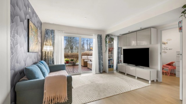 3-roms eierleilighet med åpen planløsning og utgang til en delvis overbygget markterrasse på 10 m².