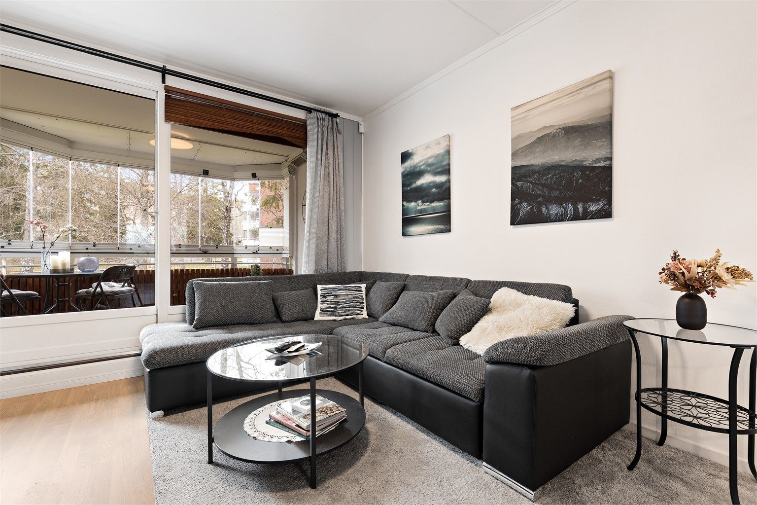 Skyvedøren i stuen åpner opp mot den vestvendte balkongen og er utstyrt med 2-lags isolerglass.