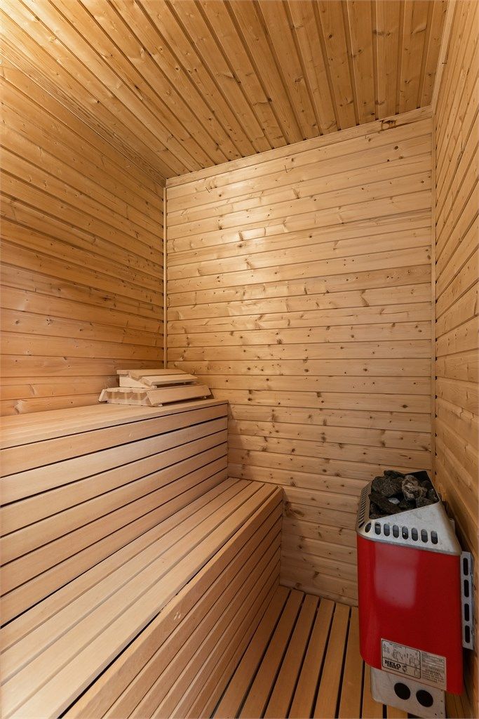 Egen badstue med elektrisk ovn, tilknyttet badet i underetasjen.