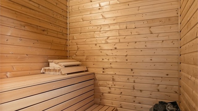Egen badstue med elektrisk ovn, tilknyttet badet i underetasjen.