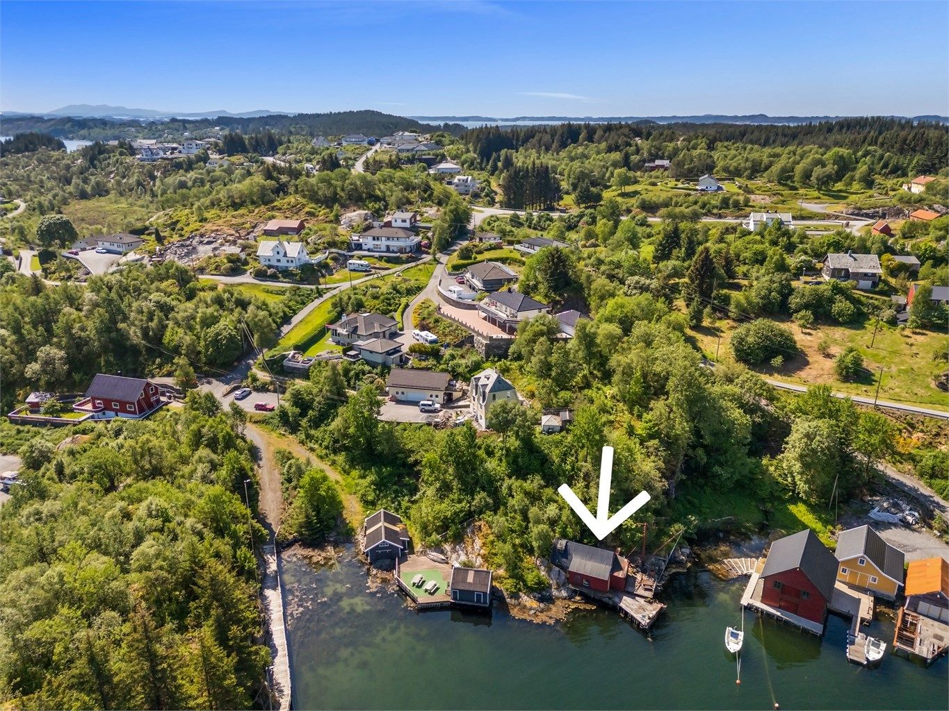 Naust  med flott beliggenhet men med behov for omfattende rehabilitering. Båtplass i Ådlandsvik Småbåthavn kan kjøpes som et tillegg for kr. 130.000 