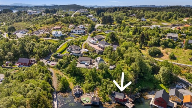 Naust med flott beliggenhet men med behov for omfattende rehabilitering. Båtplass i Ådlandsvik Småbåthavn kan kjøpes som et tillegg for kr. 130.000