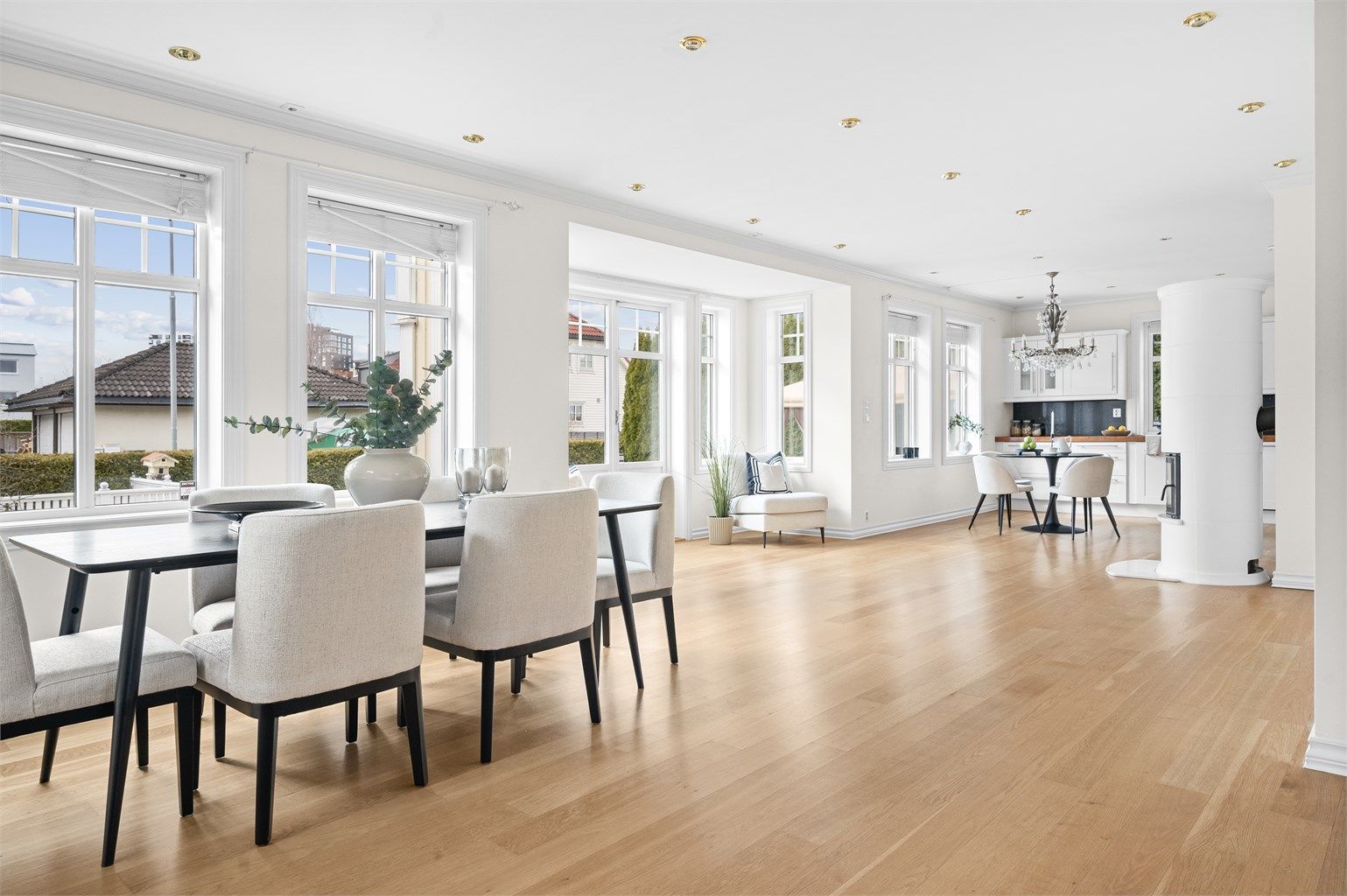 Stuen er meget romslig og kan følgelig enkelt møbleres med et stort spisebord. Store rom og generøse vindusflater skaper umiddelbart en god atmosfære.