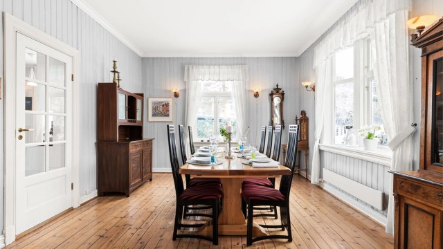 Spisestue har originale tregulv og en takhøyde på hele 2,91 meter