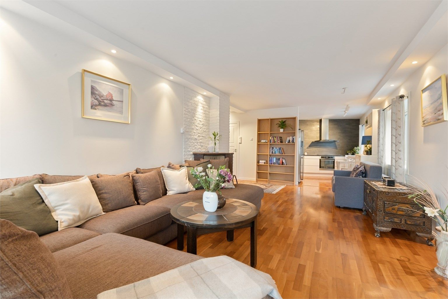 Den åpne løsningen gir en luftig romfølelse og er ideell for sosiale sammenkomster.