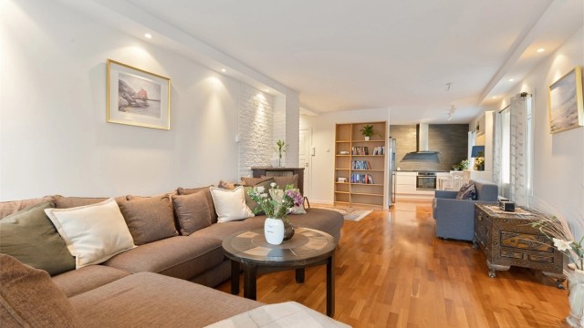 Den åpne løsningen gir en luftig romfølelse og er ideell for sosiale sammenkomster.