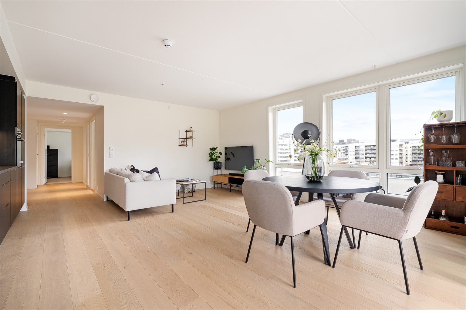 Dette er en stilren leilighet med gode og gjennomtenkte løsninger, både hva det gjelder materialvalg og fargekombinasjoner. Foto: Chris Borowiak.