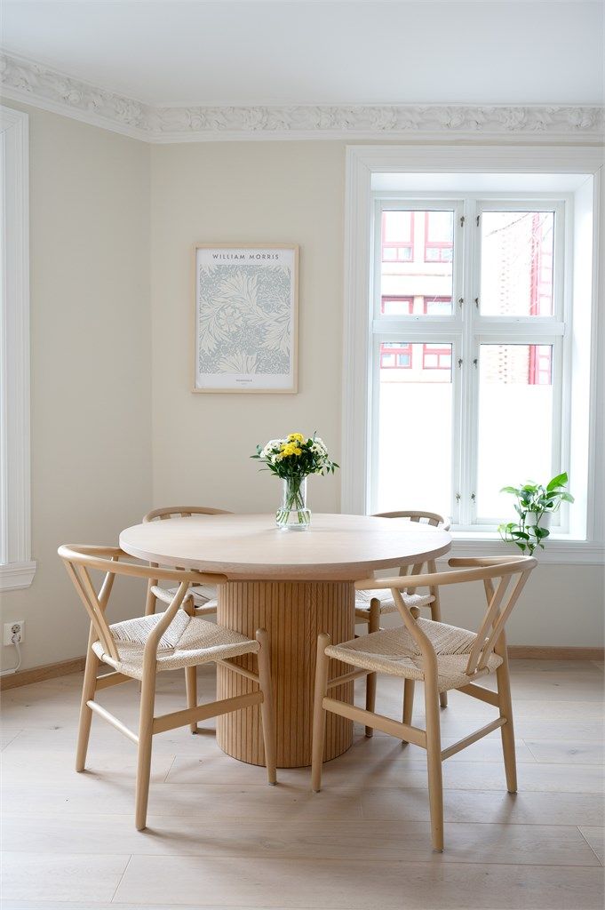 Plass til spisebord i tilknytning til kjøkkensonen. 