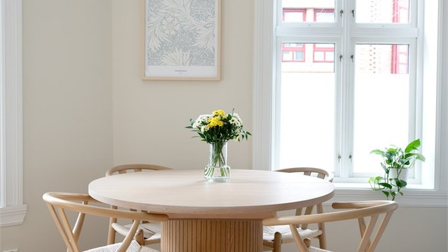 Plass til spisebord i tilknytning til kjøkkensonen.