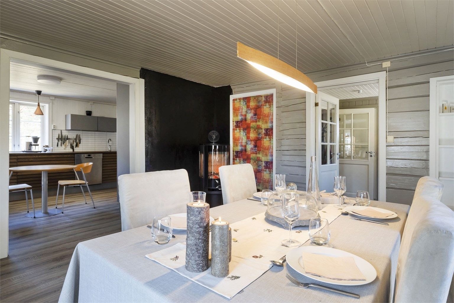 Romslig løsning mellom spisestue og kjøkken.