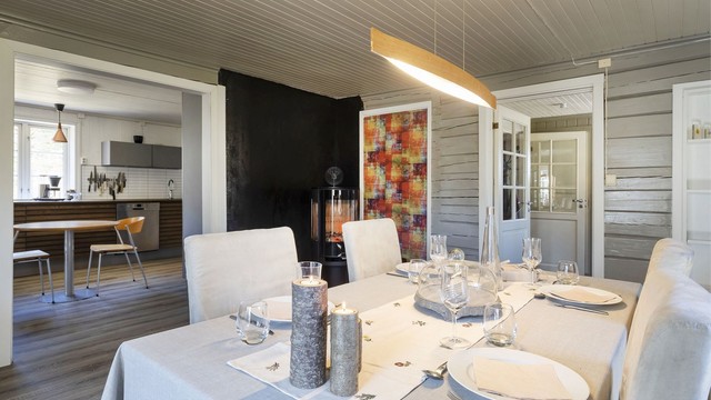 Romslig løsning mellom spisestue og kjøkken.