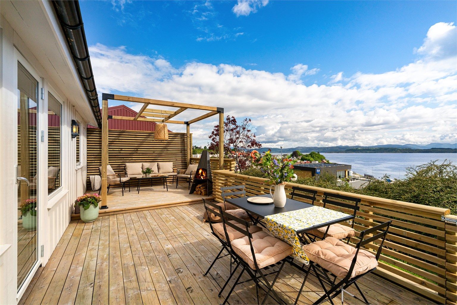 Uteplassen er delt inn i flere soner, med plass til både spise- og loungegruppe.