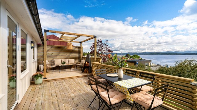 Uteplassen er delt inn i flere soner, med plass til både spise- og loungegruppe.