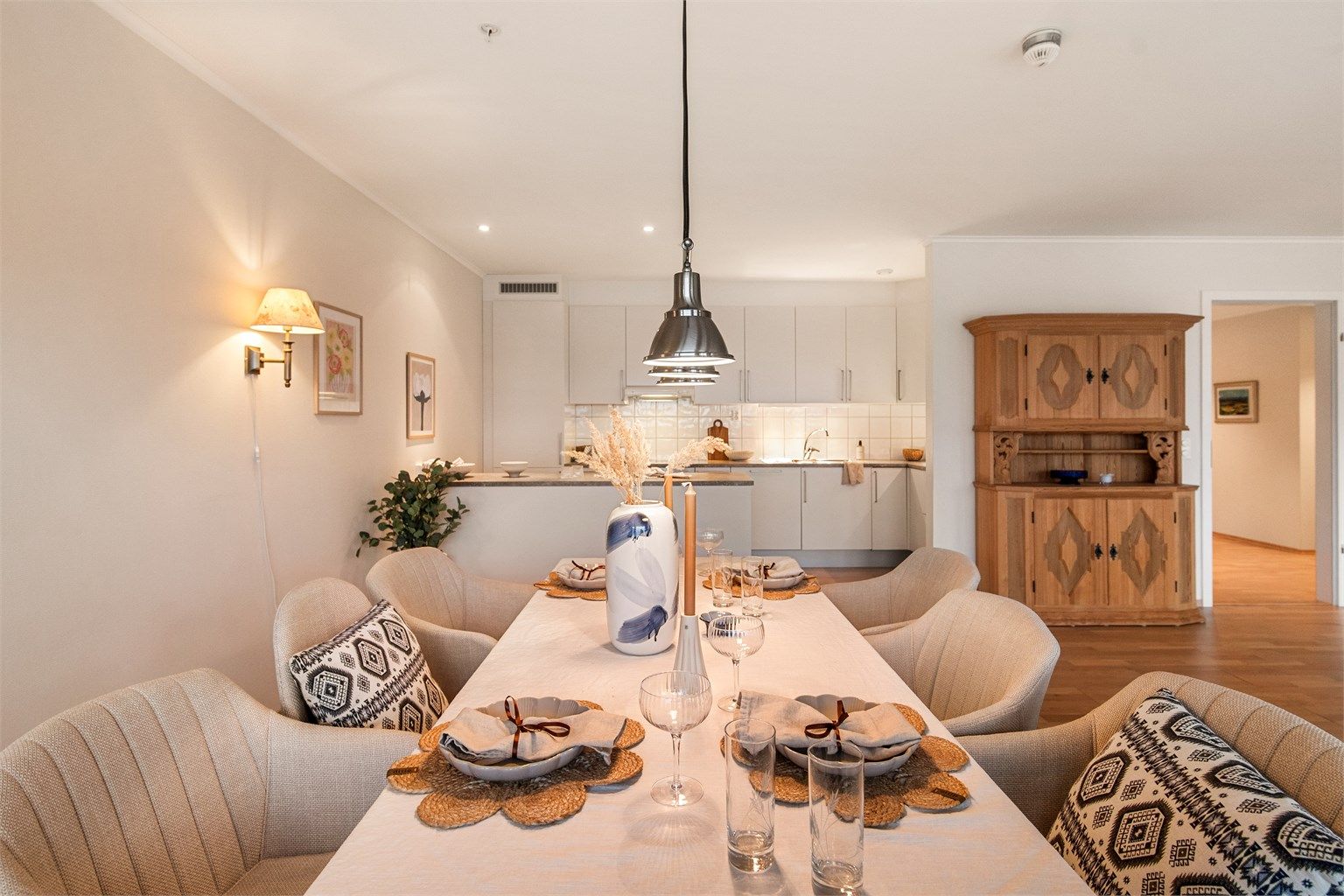 Det er god plass til en stor spisetue i tilknytning til kjøkkenet